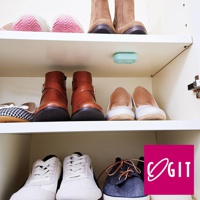 鞋櫃內整齊擺放著各種鞋子，包含靴子、平底鞋和運動鞋，牆壁上貼有綠色除臭防霉貼片。