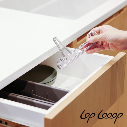 伸縮式不鏽鋼水壺瀝水架，銀色金屬材質，設計簡約，可折疊收納，方便置於抽屜中。