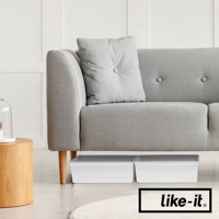 兩個白色寬型整理收納盒蓋，平放在地板上，置於灰色沙發下方。