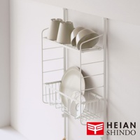 白色金屬網格收納架，有兩層，上方層架放置數個淺灰色杯子，下方層架則收納盤子與碗。