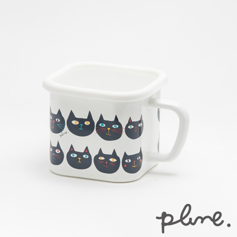 白色琺瑯水杯，印有黑色貓咪圖案，貓咪有各種表情，部分有彩色細節。水杯有把手，造型為方形，帶有圓潤邊緣。