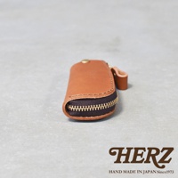 職人手作皮質鑰匙包，淺棕色皮革，搭配深色拉鍊，附有皮革拉環和金屬扣。