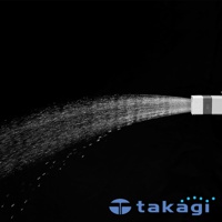 銀灰色輕量園藝桿型水槍，帶灰色握把，正噴射出細密的扇形水流。