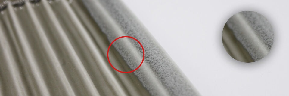 美濃燒素釉吐司酥脆專用盤，盤面呈現米白色，帶有細緻的條紋紋理。盤子邊緣有粗糙的顆粒狀塗層，與盤面光滑的質地形成對比。