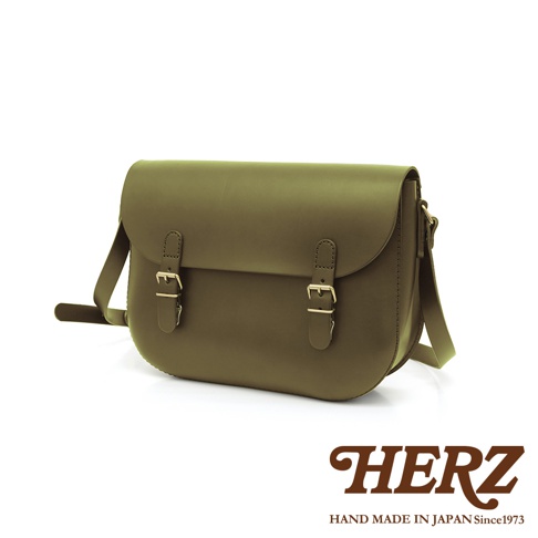 職人手作皮革經典馬鞍包，採用橄欖綠色澤，配備雙釦設計，質感厚實，風格復古。