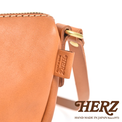 日製HERZ品牌皮革，標籤顯示MADE IN JAPAN，右下角有HERZ品牌Logo及HAND MADE IN JAPAN Since1973字樣
