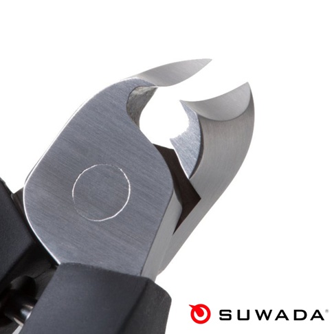 日本職人指甲剪-輕柔款，特寫展示其金屬刀刃與黑色手柄，刀刃為弧形，表面呈現細緻的金屬拉絲紋理，是精緻的個人護理工具。