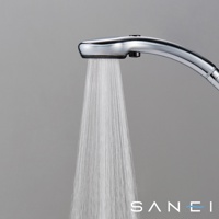 銀色金屬材質的ULTRA FINE BUBBLE超綿密柔水蓮蓬頭，正從蓮蓬頭噴灑出細緻綿密的水流，蓮蓬頭呈現流線型設計，頂部有黑色按鈕。