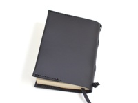 黑色皮革書套，附有皮革繩裝飾，手工縫製，保護筆記本。