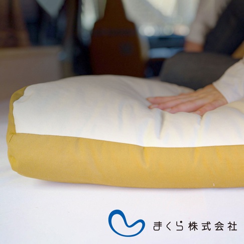 JOURNEY 旅行便攜枕，上層為米白色柔軟布料，下層為芥末黃色織物，觸感柔軟，適合旅行時使用。