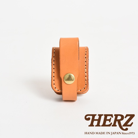 職人手作皮革原子釦型腰間小物收納包，淺棕色皮革，設有原子釦開合與腰掛帶，適合收納小型物品。