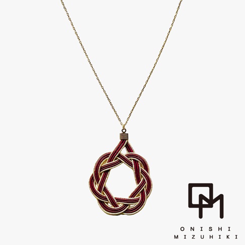 一條細長的金色項鍊，吊墜為一個以紅金兩色線條編織而成的水引花結，呈現複雜的幾何圖案，具有日式和風設計。
