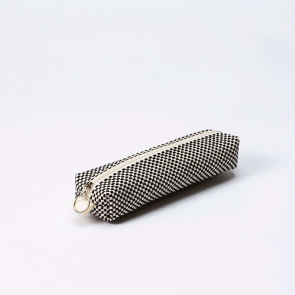 三河木綿刺子織長方形筆袋，棋盤格圖案，黑色與白色交織，附有銀色拉鍊和圓形拉環。
