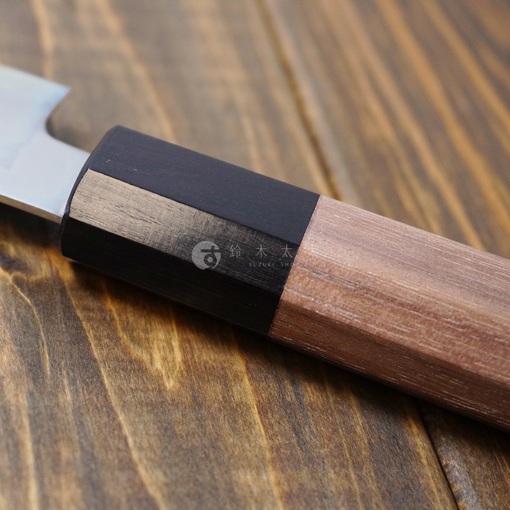 [景清] Chromax鋼水果刀，握柄採用木質與黑色材質拼接設計，木紋清晰，手感扎實，呈現簡潔優雅的風格。