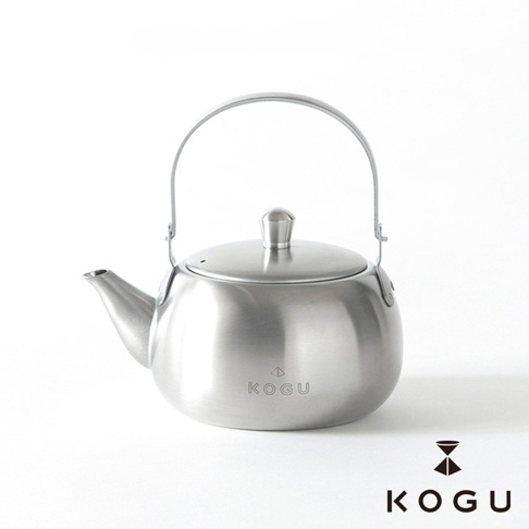 日製18-8不鏽鋼急須茶壺，圓潤壺身，配有提把、壺蓋及出水口，表面銀色拋光，印有KOGU品牌標誌。