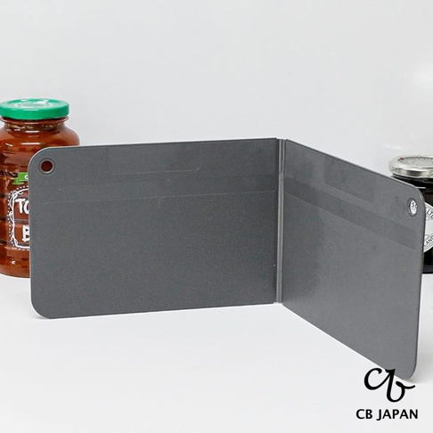 CB JAPAN atomico 系列深灰色可折疊砧板，展示在兩個果醬罐旁