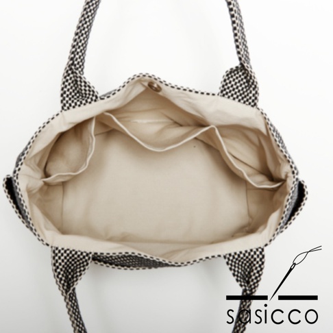 三河木綿刺子織手提托特包，黑色棋盤格紋外觀，米色內襯，內有三個分隔口袋。