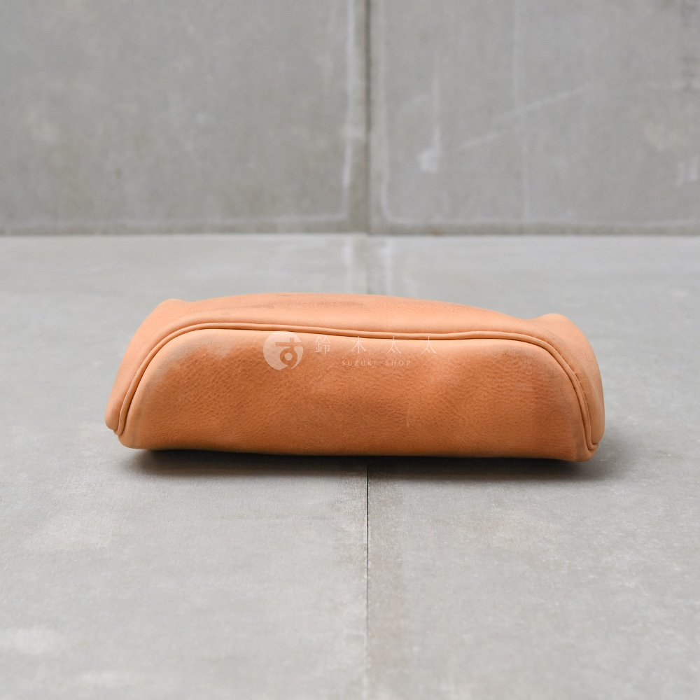 日本HERZ職人手作皮革Organ鎖孔式大開口肩背包 M-7，棕色皮革，以正面視角呈現。