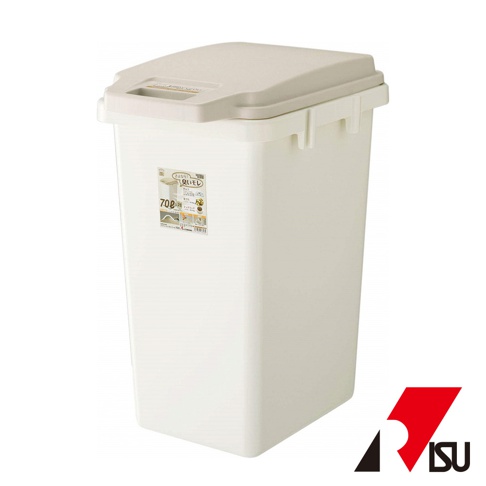 白色70公升大容量掀蓋式塑膠垃圾桶，垃圾桶蓋為淺米色，帶有提把和兩個掛鉤。垃圾桶側面貼有日文產品說明標籤，顯示「70L」字樣。