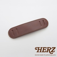 職人手作皮革肩墊，深棕色，皮革材質，兩端各有两个插槽，邊緣車縫線清晰。