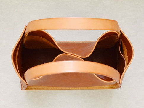 職人手作皮革Organ方形托特包 (G-68) S，淺棕色天然皮革製成，方形輪廓，雙提把設計，內部有隔層，展現皮革的自然紋理。