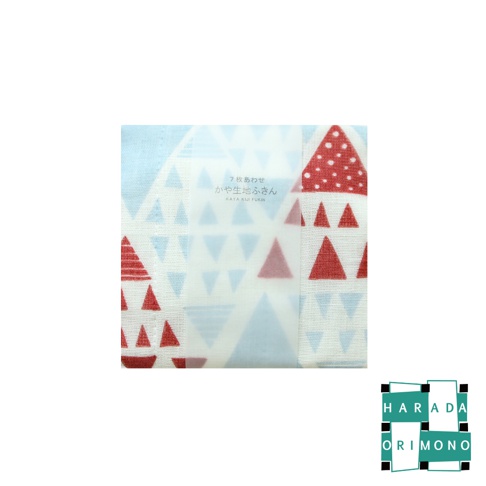 七層紗疊織家事萬用擦拭巾/方巾四入組A組，以白色為底，印有紅色和淺藍色的三角形幾何圖案，部分區域有日文標示。