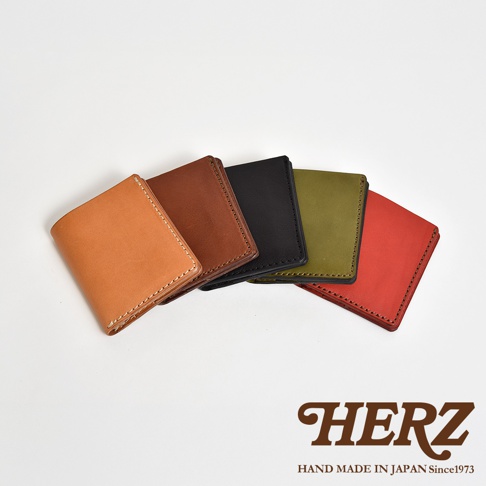 HERZ 品牌手作薄型皮革卡片鈔票夾，共有五種顏色，標有「HAND MADE IN JAPAN Since1973」字樣