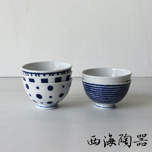 波佐見燒藍玉紋五件式輕量飯碗，白色陶瓷碗身，飾有藍色圓點、方形與條紋圖案。