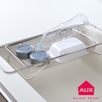 不鏽鋼網狀伸縮瀝水籃，籃內放置兩個灰色罐頭、一個白色長方形盒及一瓶透明塑膠瓶裝水。