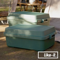 兩個綠色塑膠可疊式收納箱，帶有波浪紋蓋子和提把。