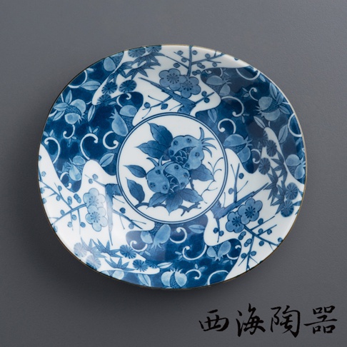 藍白陶瓷淺盤，盤面飾有手繪的石榴、梅花及枝葉圖案，中央為圓形石榴圖案，周圍環繞著流動的曲線和花鳥裝飾，盤緣有金色細邊。
