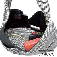 三河木綿刺子織半月包，黑白格紋織紋，內部可見手機、紅皮夾、黑色皮夾及一個有金色口金的零錢包，內襯為黑白格紋布。