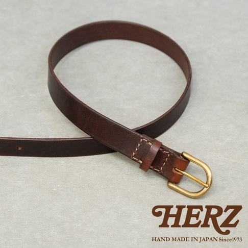 日本HERZ職人手作皮革，展示一條使用英倫褐色皮革製成的皮帶，配備金色的黃銅扣環。