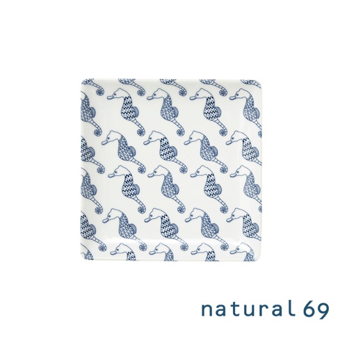 白色方形陶瓷餐盤，印有藍色海馬圖案，圖案重複排列。