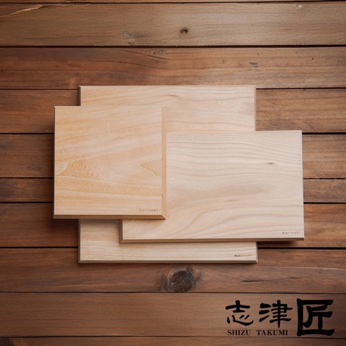 三塊 morinoki 榆木砧板層疊擺放在木紋背景上，左上角印有 morinoki 標誌，右下角有志津匠 Shizu Takumi 的品牌標誌。