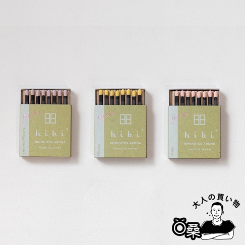 三個「hibi」品牌香氛火柴禮盒，皆為淺綠色紙盒裝，內含多支火柴，火柴頭顏色分別為粉紅色、黃色及粉紅色。