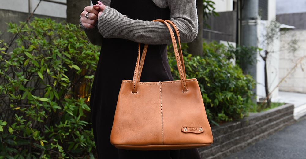 日本HERZ 職人手作Stare牛皮革兩用托特包，柔軟親膚，附有可調式提把，適合日常使用。