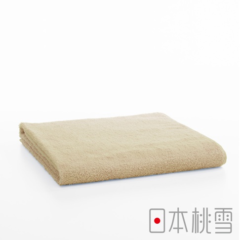 一條米色飯店大毛巾，材質柔軟，毛圈蓬鬆，整齊對折，置於白色背景上，右下角有日文品牌標誌「日本桃雪」。