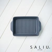 深灰色耐熱陶製烤盤，表面有垂直條紋，兩側有提把，長方形造型。