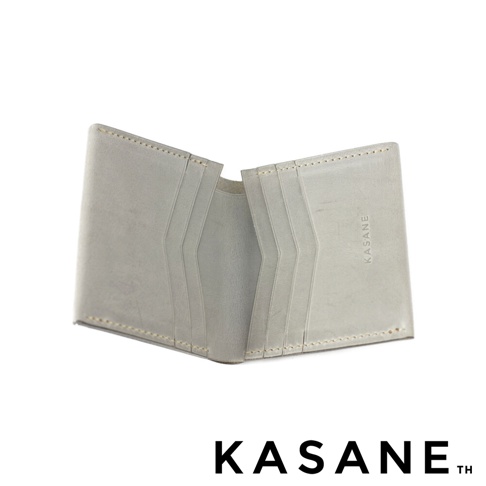 灰色的 KASANE 雙折短夾，內部有數個卡槽，中間有品牌名稱。