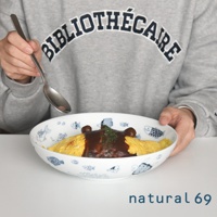 cocomarine大圓深碗，白色陶瓷碗內繪有藍色小魚圖案，盛有蛋包飯，飯上淋有深褐色醬汁，並撒有綠色香料。