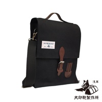 黑色純棉帆布製成，直式側背包，附有棕色皮革翻蓋扣帶、提把和可拆卸肩帶。包包正面中央有一個粉紅色標籤，印有日文文字和圖案。