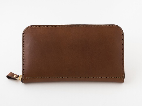 深棕色皮革長夾，拉鍊式設計，帶有金屬拉鍊頭和皮革拉環，邊緣縫線整齊。