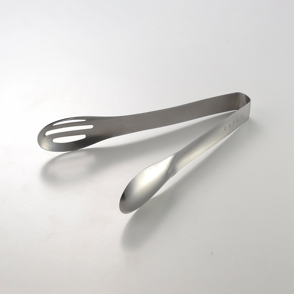 不鏽鋼單邊孔料理夾，一端有三個長形孔洞，另一端為光滑彎曲設計，整體呈現銀灰色金屬質感。