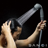 一名男子正在使用灰色兩段式水流專髮按摩蓮蓬頭，噴灑的水流集中且有力量。