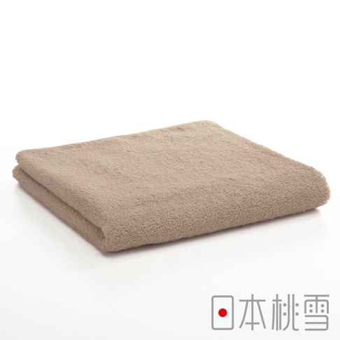 一條對折的淺褐色飯店毛巾，材質柔軟，紋理細緻，背景為純白色。