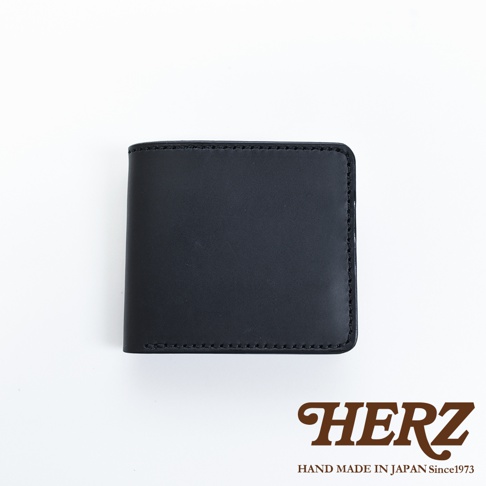 職人手作皮革二折橫式小短夾，黑色光滑皮革，簡約設計，縫線精緻。