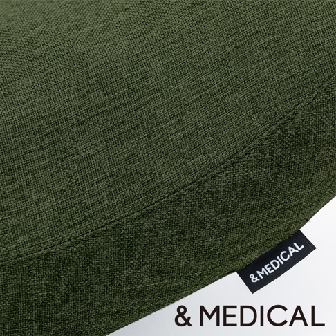 橄欖綠色織物材質的骨盤整體U型搖搖枕，近距離特寫，展現細緻紋理，角落有黑色品牌標籤。