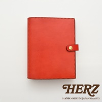 職人手作皮革A5手帳/記事本書套，鮮豔紅色皮革，附有金色銅扣，邊緣縫線整齊，展現精緻工藝。