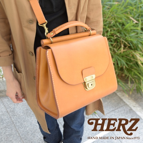 HERZ 職人手作皮革屋瓦風兩用單肩包，以日本原創Latigo牛皮革製成，採用簡約俐落設計，適合手提、肩背或斜背使用，是日常通勤與出遊的理想選擇。